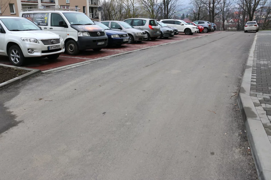 Dobiega końca remont placów i dróg wewnętrznych przy blokach na os. Zygmunta Augusta - zdjęcie 7
