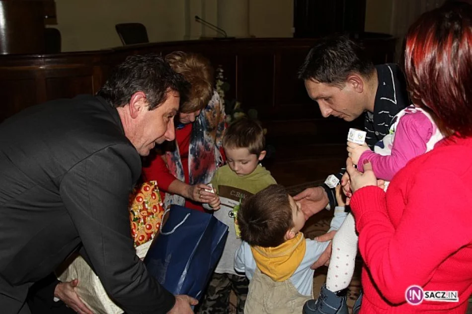 Rodziny zastępcze dostały świąteczne paczki - zdjęcie 3