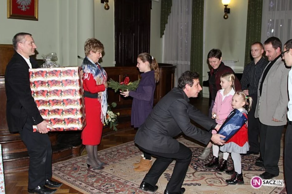 Rodziny zastępcze dostały świąteczne paczki - zdjęcie 4