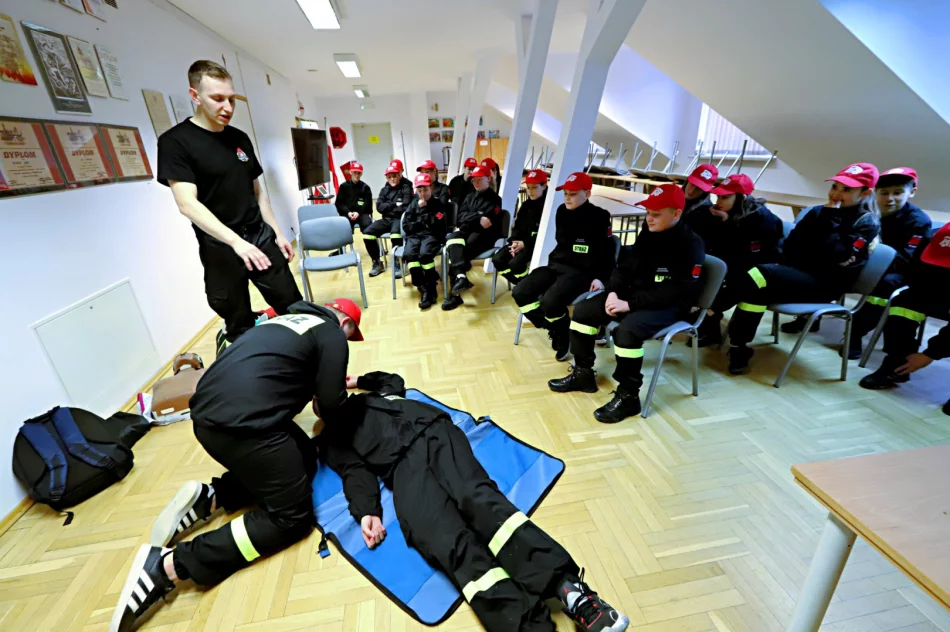Odwiedziny Młodzieżowej Drużyny Pożarniczej OSP Wysokie w Państwowej Straży Pożarnej w Limanowej - zdjęcie 10