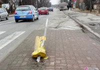 Wjechał w znak i odjechał - zdjęcie główne