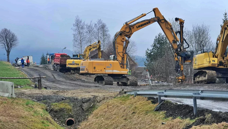 "Wbijanie gwoździ" w rejonie osuwiska na DK 28 - zdjęcie 1