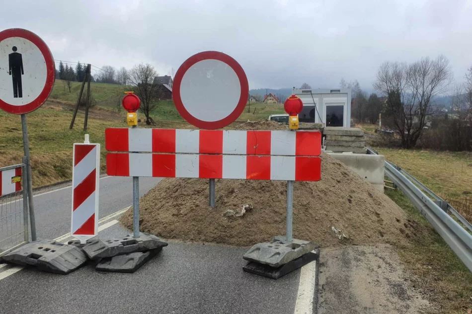 "Wbijanie gwoździ" w rejonie osuwiska na DK 28 - zdjęcie 6