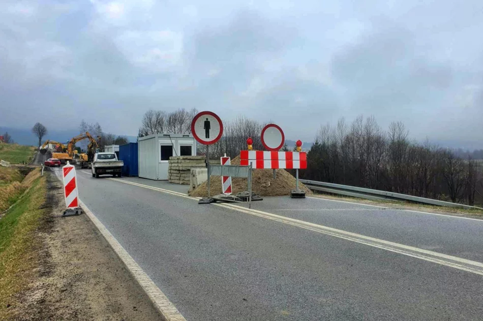 "Wbijanie gwoździ" w rejonie osuwiska na DK 28 - zdjęcie 10