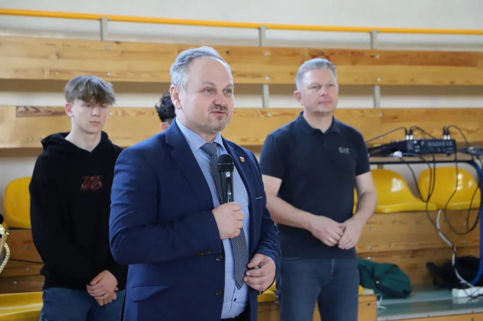 Stara Wieś zwycięzcami w zawodach piłki ręcznej dzieci - zdjęcie 13