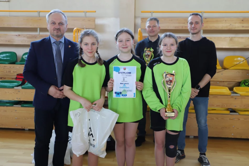 Stara Wieś zwycięzcami w zawodach piłki ręcznej dzieci - zdjęcie 16