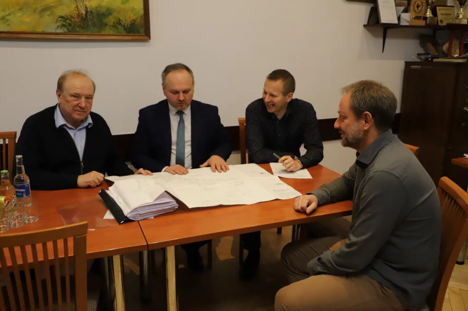 Szybkie postępy przy budowie sieci kanalizacyjnej w Koszarach - zdjęcie 4