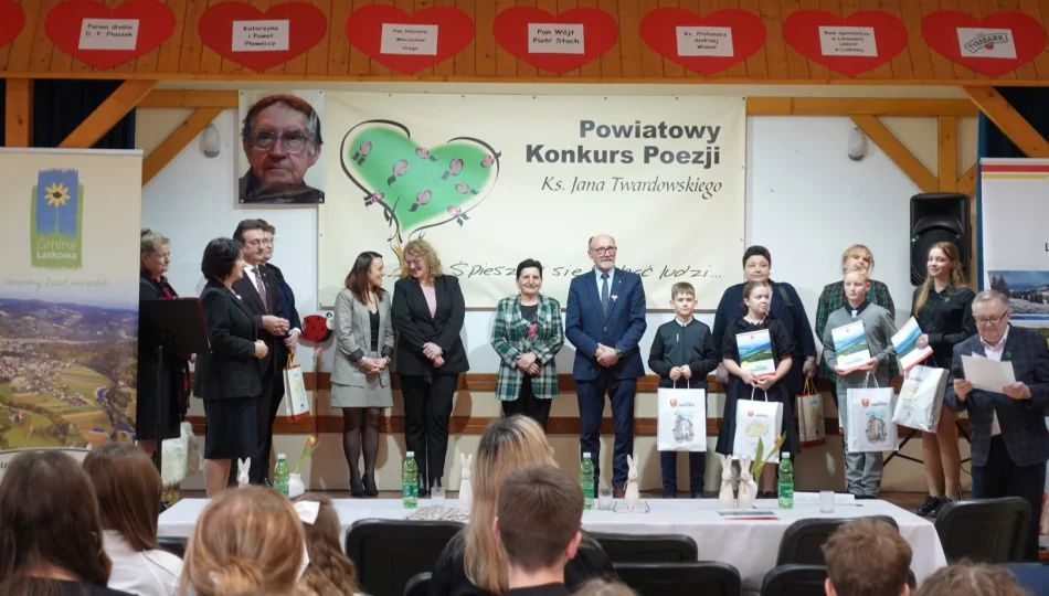 Młodzi recytatorzy w hołdzie ks. Twardowskiemu - zdjęcie 1