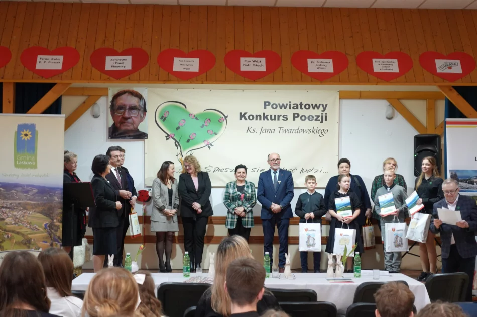 Młodzi recytatorzy w hołdzie ks. Twardowskiemu - zdjęcie 2