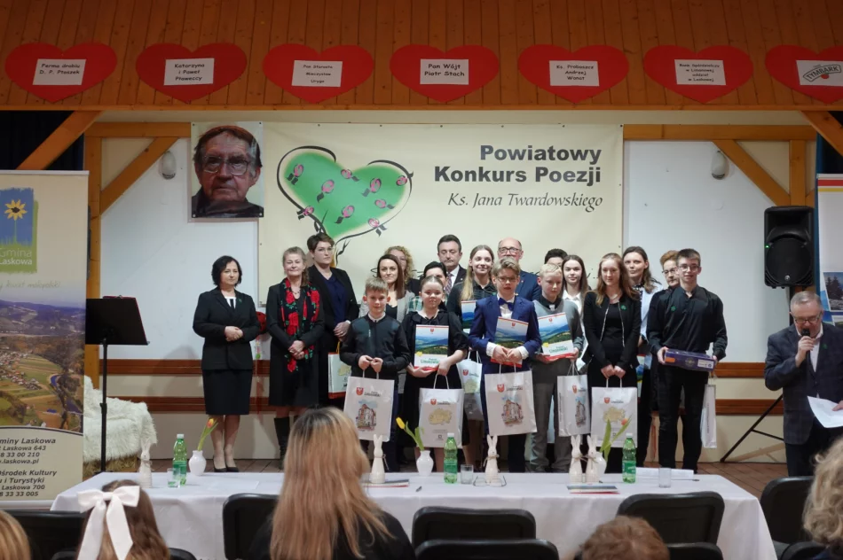 Młodzi recytatorzy w hołdzie ks. Twardowskiemu - zdjęcie 3