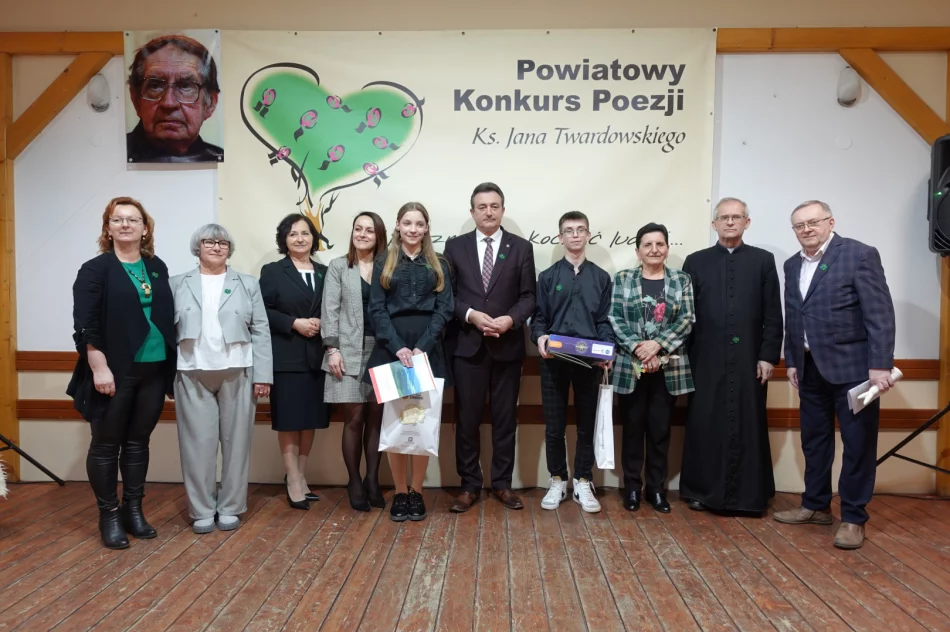 Młodzi recytatorzy w hołdzie ks. Twardowskiemu - zdjęcie 4