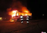 Spłonął autobus i samochód osobowy - zdjęcie główne