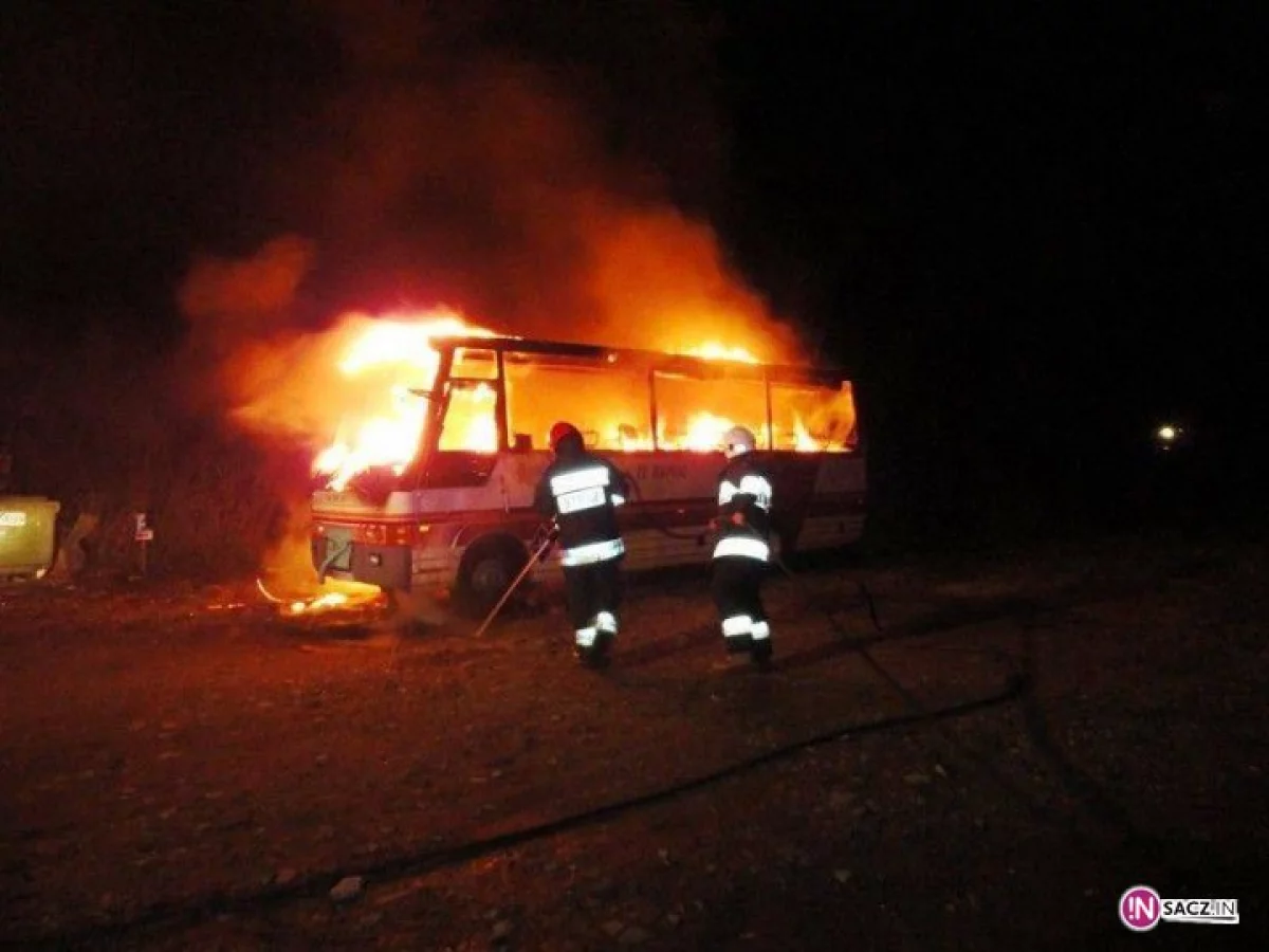 Spłonął autobus i samochód osobowy