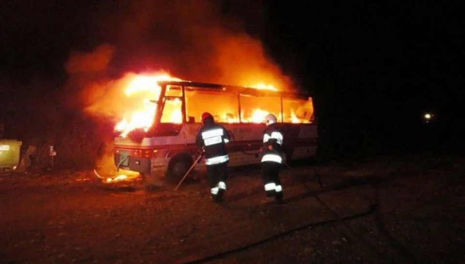 Spłonął autobus i samochód osobowy - zdjęcie 1