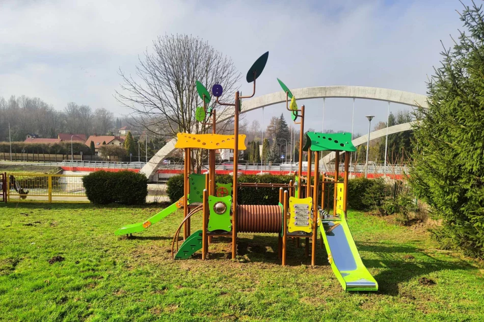 Nowy zestaw urządzeń na placu zabaw przy Miejskim Przedszkolu nr 2 - zdjęcie 2