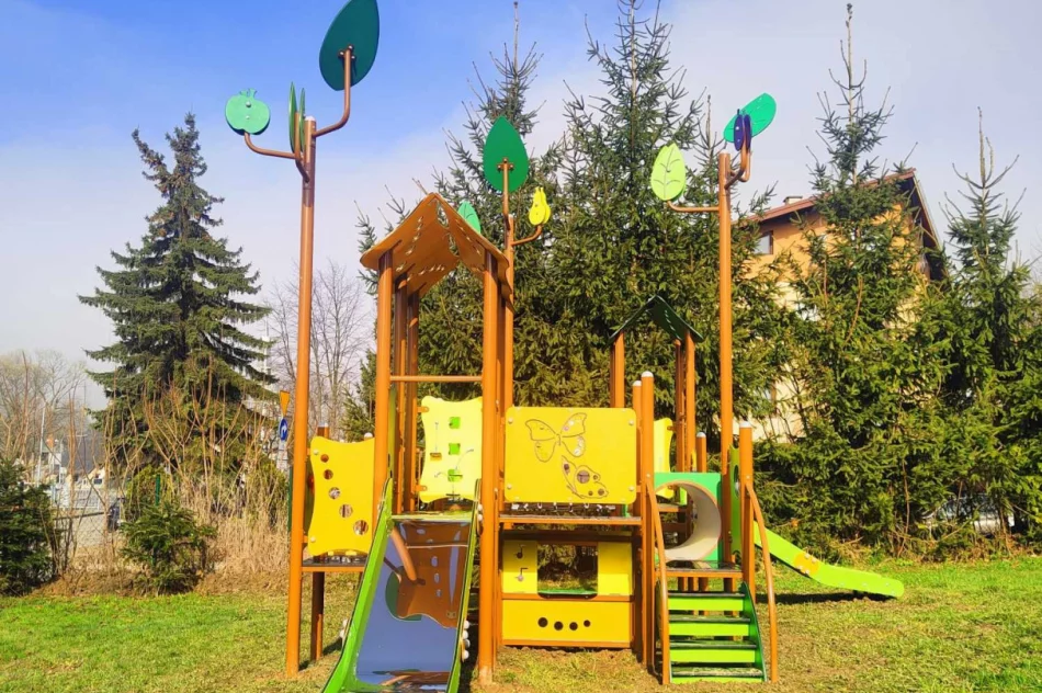 Nowy zestaw urządzeń na placu zabaw przy Miejskim Przedszkolu nr 2 - zdjęcie 4