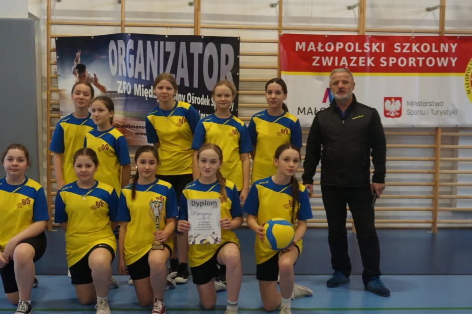 Dziewczyny z limanowskiej „czwórki” mistrzyniami powiatu - zdjęcie 3
