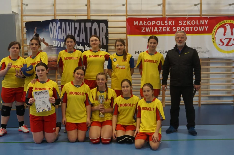 Dziewczyny z limanowskiej „czwórki” mistrzyniami powiatu - zdjęcie 4