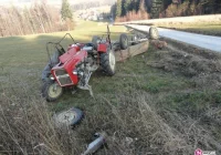 Ciągnik wypadł z oblodzonej drogi - zdjęcie główne