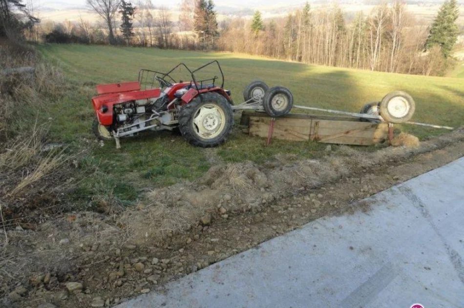Ciągnik wypadł z oblodzonej drogi - zdjęcie 3