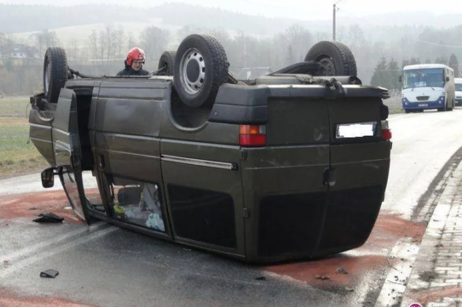 Dachowanie busa na drodze krajowej - zdjęcie 2