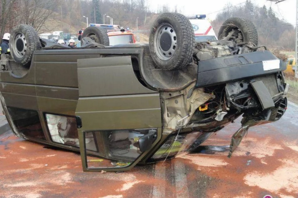 Dachowanie busa na drodze krajowej - zdjęcie 3