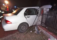 Samochód uderzył w ogrodzenie - zdjęcie główne