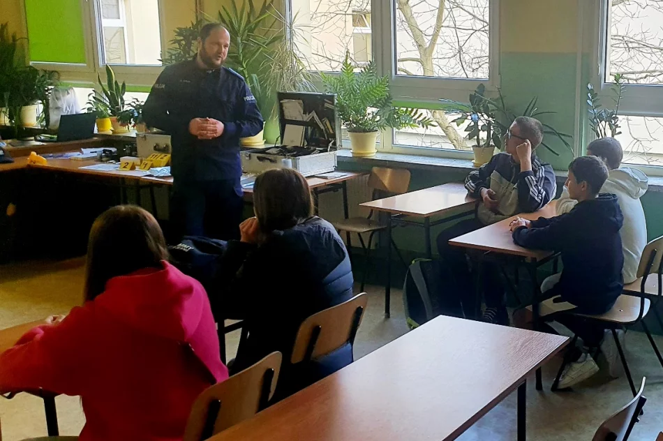 Policjanci promowali swój zawód wśród młodzieży - zdjęcie 2