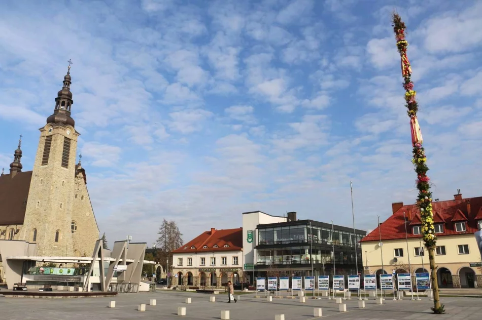 20-metrowa Palma Wielkanocna stanęła na limanowskim rynku - zdjęcie 2