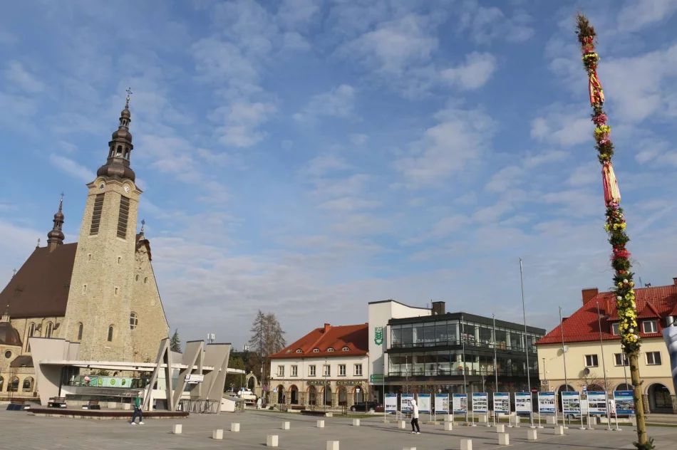 20-metrowa Palma Wielkanocna stanęła na limanowskim rynku - zdjęcie 12