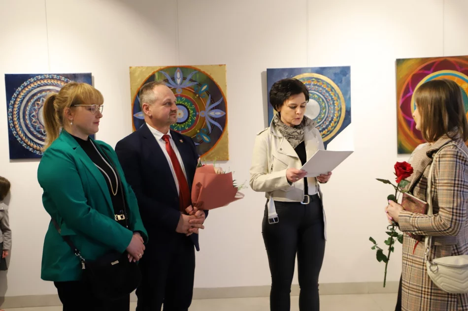 Wernisaż wystawy pt. "Mandale" Jolanty Biedroń - zdjęcie 18