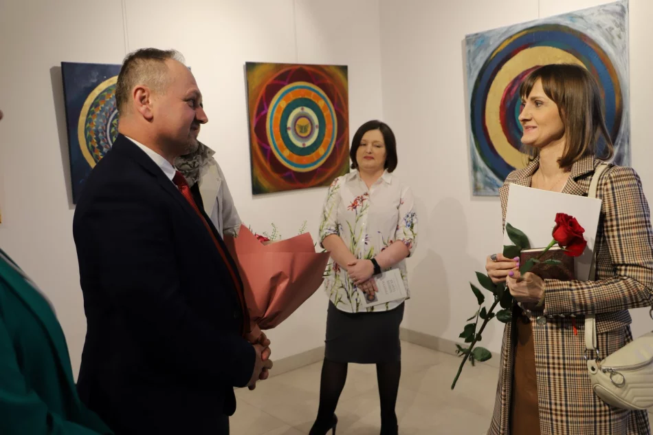 Wernisaż wystawy pt. "Mandale" Jolanty Biedroń - zdjęcie 20