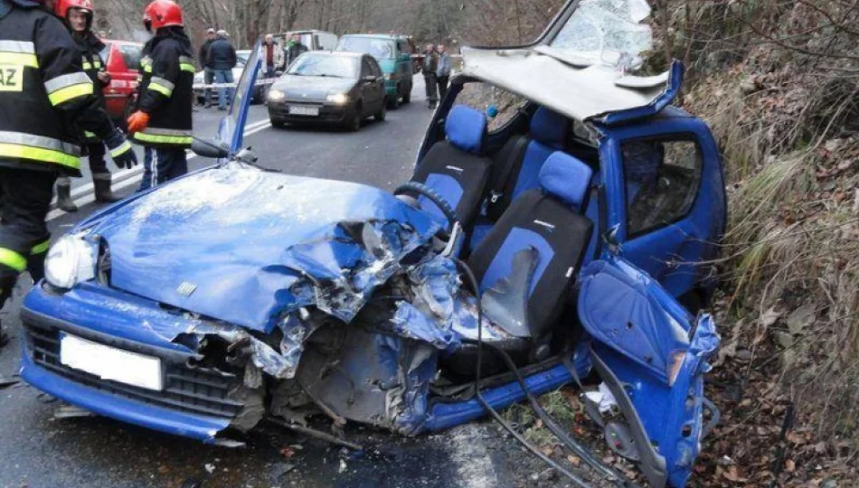 Zderzenie czołowe fiata seicento z ciężarówką - zdjęcie 1