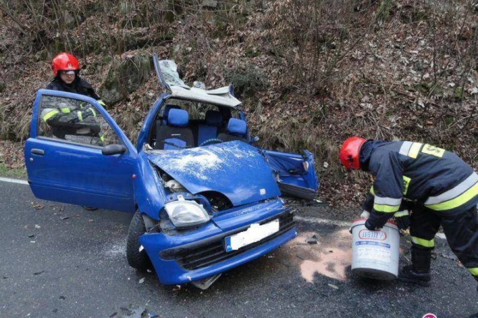 Zderzenie czołowe fiata seicento z ciężarówką - zdjęcie 3