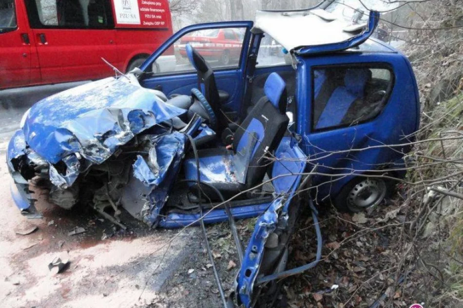 Zderzenie czołowe fiata seicento z ciężarówką - zdjęcie 4