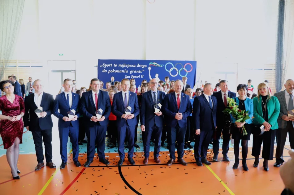 Uroczyste otwarcie hali sportowej w Szkole Podstawowej nr 1 w Męcinie - zdjęcie 3