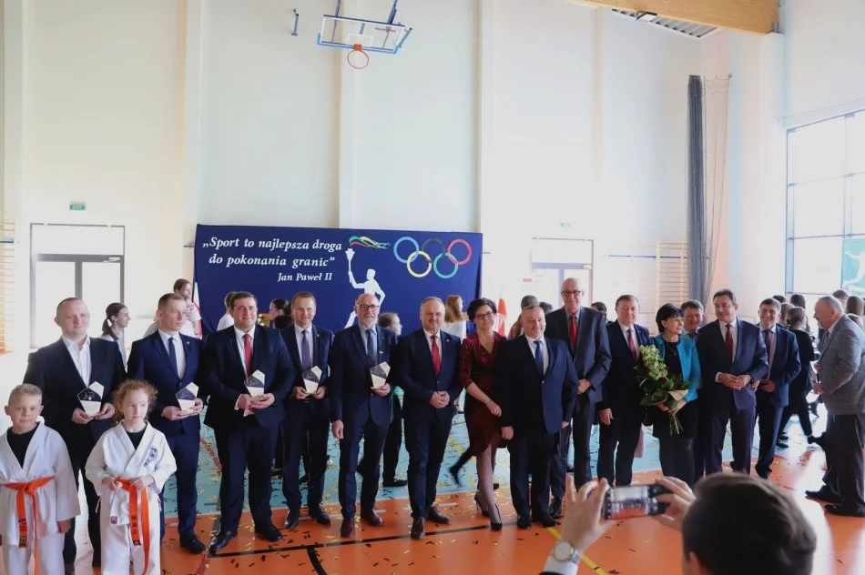 Uroczyste otwarcie hali sportowej w Szkole Podstawowej nr 1 w Męcinie - zdjęcie 4
