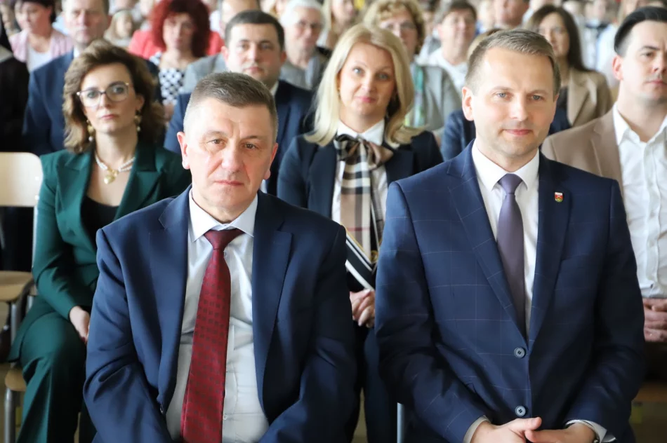 Uroczyste otwarcie hali sportowej w Szkole Podstawowej nr 1 w Męcinie - zdjęcie 13