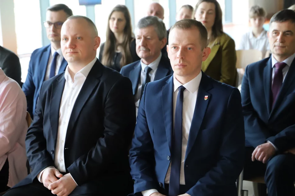 Uroczyste otwarcie hali sportowej w Szkole Podstawowej nr 1 w Męcinie - zdjęcie 16