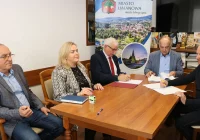 Podpisano umowy na modernizację i remont bazy oświatowej - zdjęcie główne