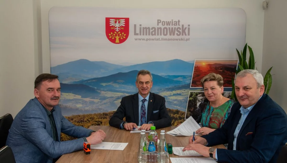 Podpisanie umowy na drogową inwestycję/fot.: Starostwo Powiatowe w Limanowej