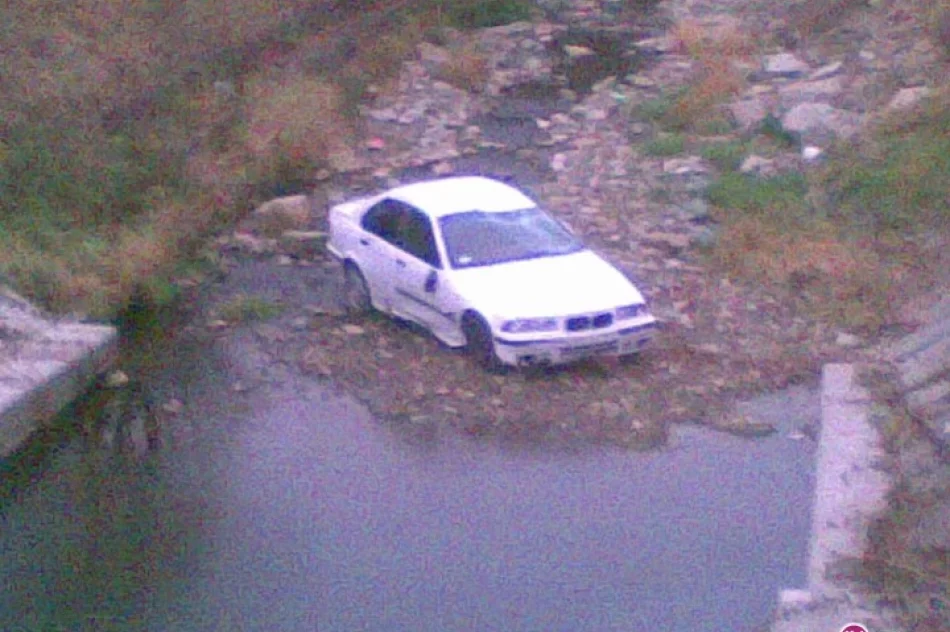 Dwa samochody zaparkowały w potoku - zdjęcie 2