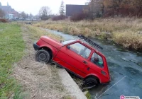 Fiat 'zaparkował' w rzece - zdjęcie główne