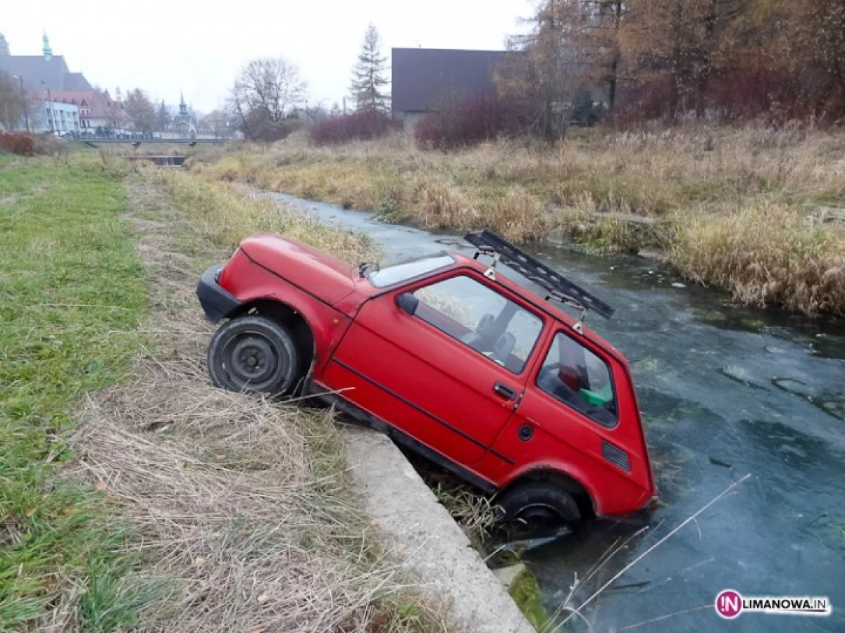 Fiat 'zaparkował' w rzece