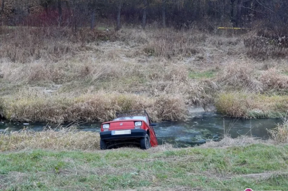 Fiat 'zaparkował' w rzece - zdjęcie 3