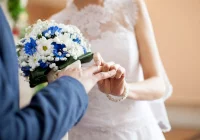 Minimalistyczne suknie ślubne - trend, który podbija serca panien młodych - zdjęcie główne