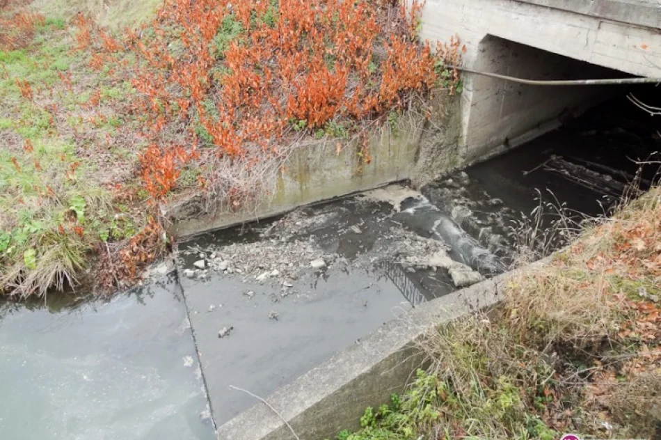 Ścieki do rzeki w centrum miasta - zdjęcie 2