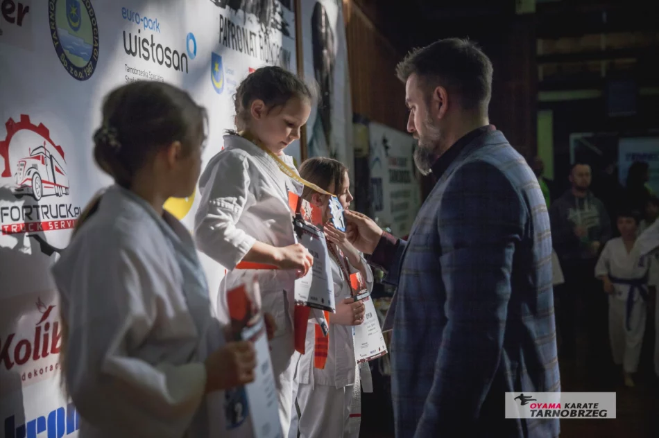 24 medale dla zawodników Limanowskiego Klubu Kyokushin Karate  - zdjęcie 12