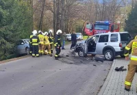 Czołowe zderzenie dwóch pojazdów - zdjęcie główne