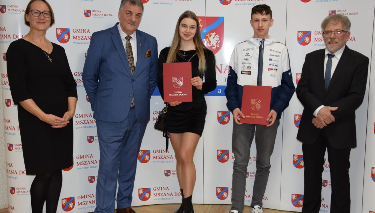 Sportowcy nagrodzeni na sesji/fot.: UG Mszana Dolna